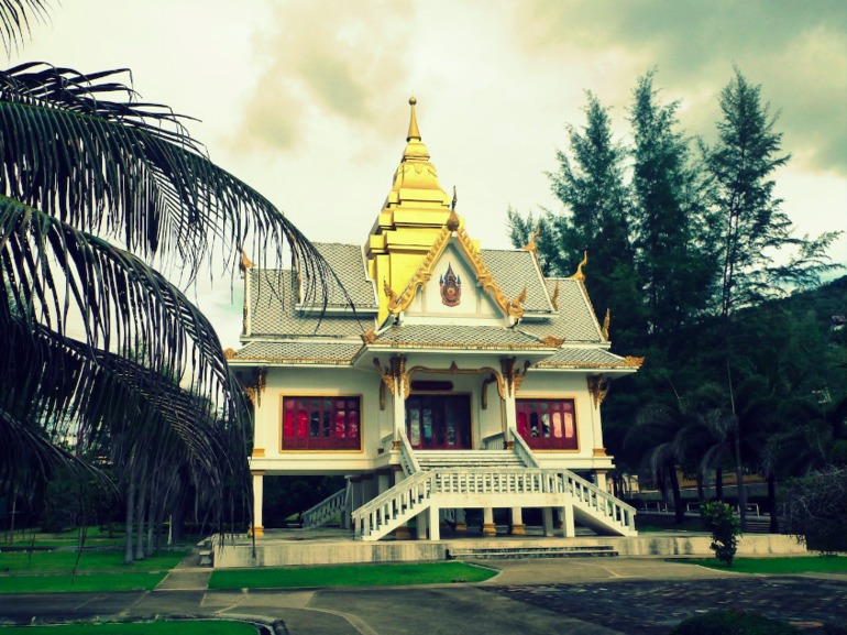 Пляж Сурин в субботу после школы