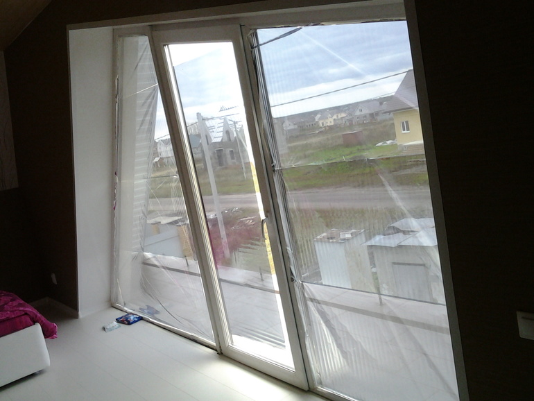 какая штора подойдёт для ассемитричного витражного окна?