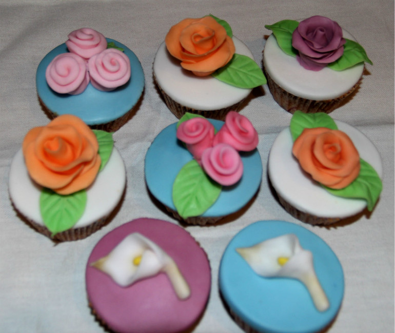 Мои первые капкейки и первые цветы