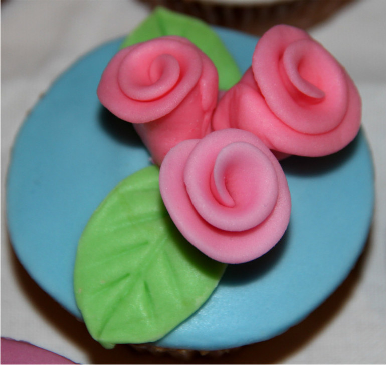 Мои первые капкейки и первые цветы