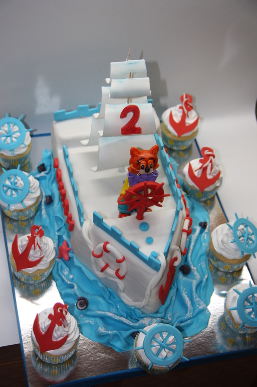 Торт Корабль+капкейики.