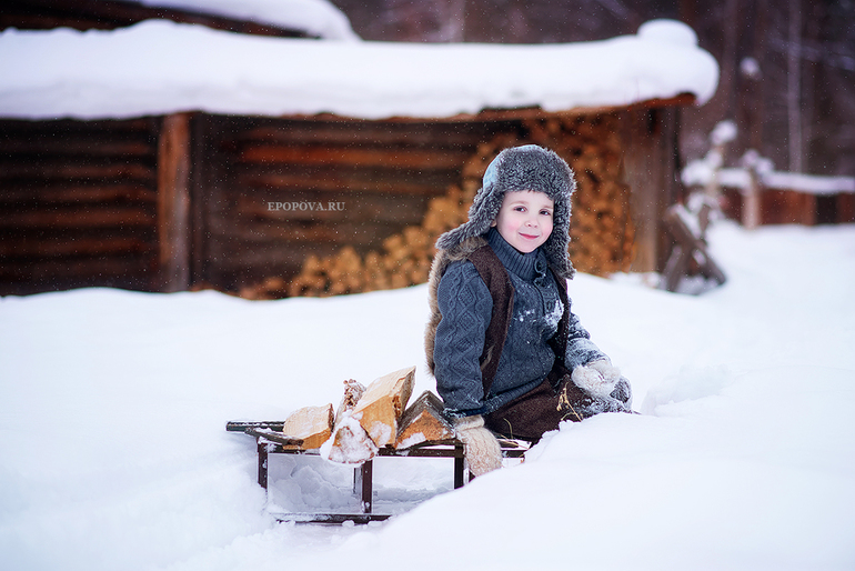 Ушанка валенки. Девочка в деревне зимой. Зимняя фотосессия в деревенском стиле. Фотосессия зимой в стиле деревни. Фотосессия в русском стиле зимой.