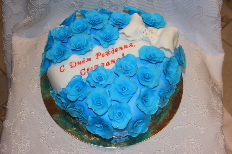 Это уже пятый тортик с этими розами....и почему-то голубыми))