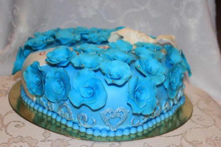 Это уже пятый тортик с этими розами....и почему-то голубыми))