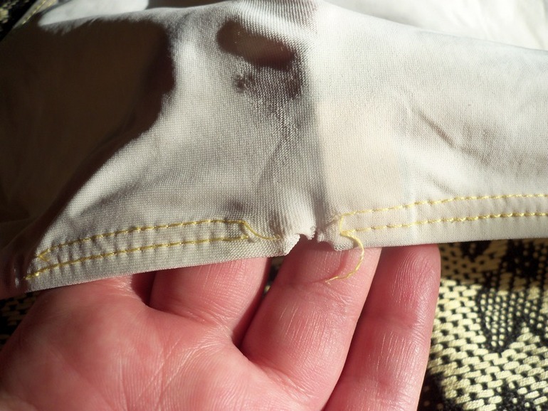 Порваный купальник.