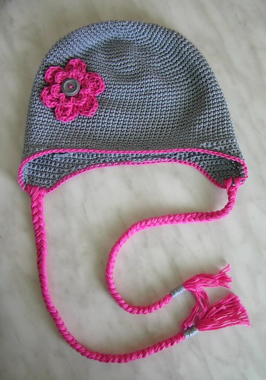 Осенняя шапка с цветком