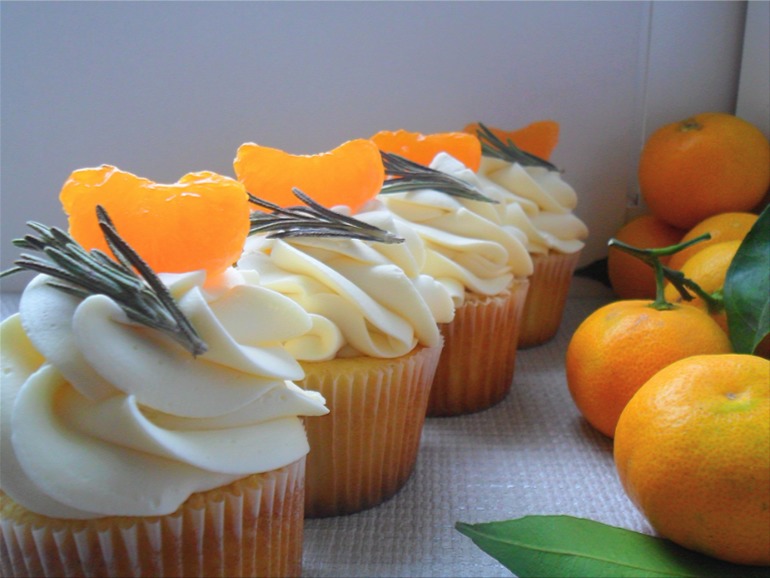 Мандарины и аромат хвои...))