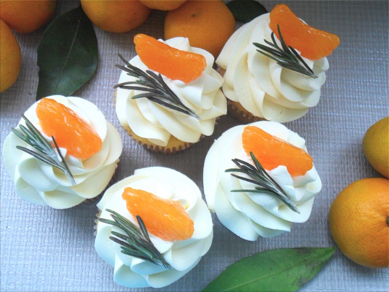 Мандарины и аромат хвои...))