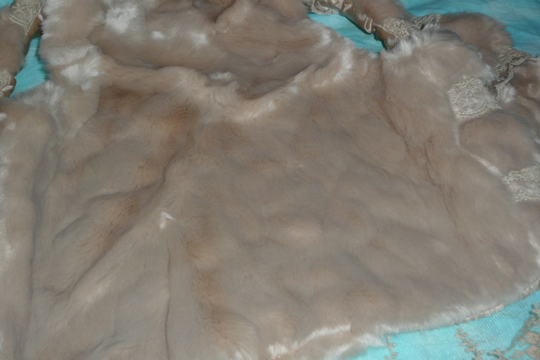 В наличии 110 и 120 размеры! Меховые жилетки с кружевомм, цена 595 руб!