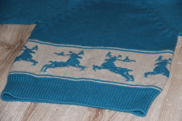 Свитерок с оленями