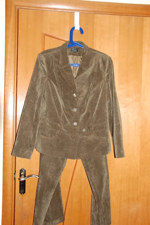 отдам женское р-р 54. метро Савеловская