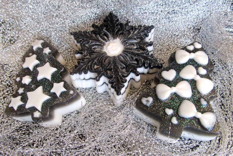 Новогоднее мыло в черно-белом исполнении