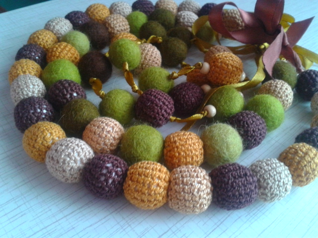 были бусы- осенняя расцветка.. поздняя осень