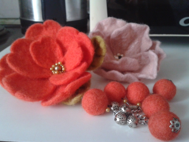 броши из шерсти и браслет