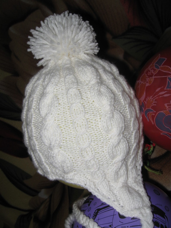 белая шапочка с бубошкой