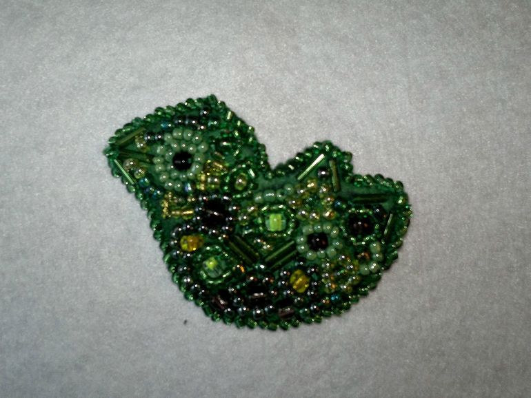 Птичка брошь из бисера и фетра.