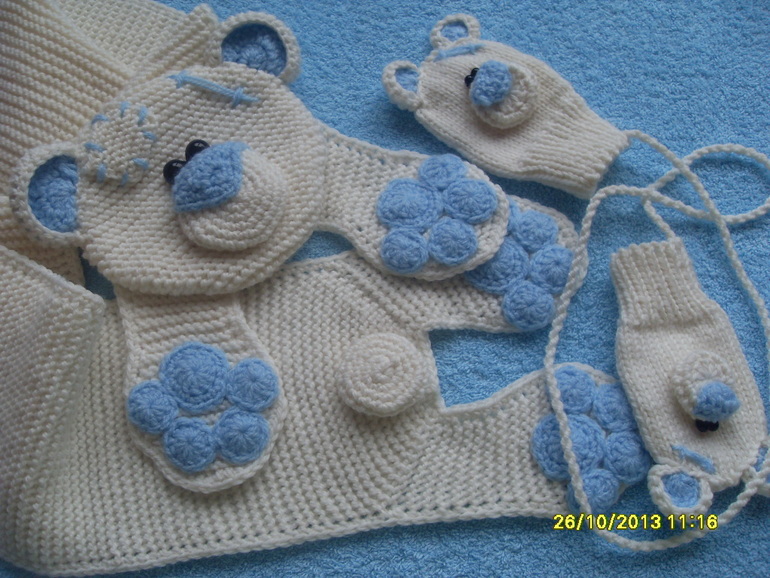 По просьбе Татьяны к шапочке связались еще шарфик и рукавички