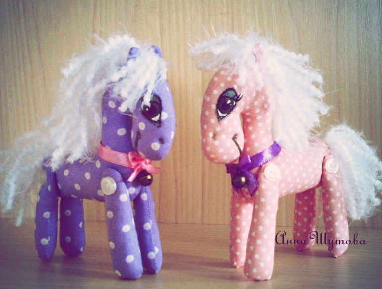 Белогривые лошадки.