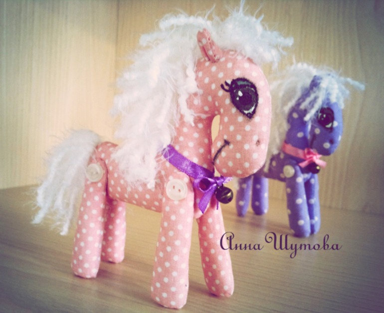 Белогривые лошадки)))