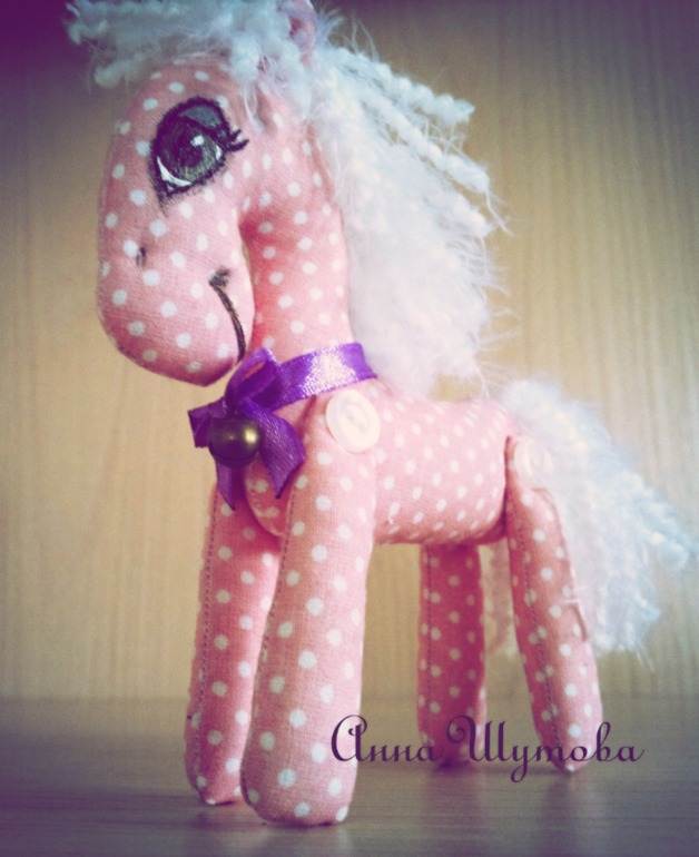 Белогривые лошадки.