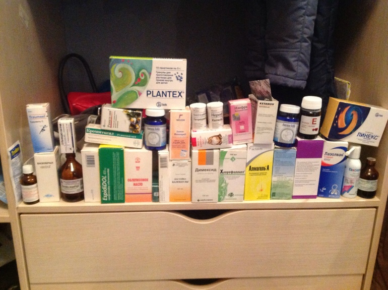 Наша семья - мечта фармацевтов!! (Провела инспекцию аптечки )))