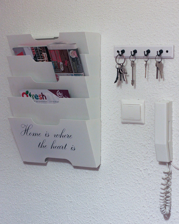 Оформила уголок у входной двери