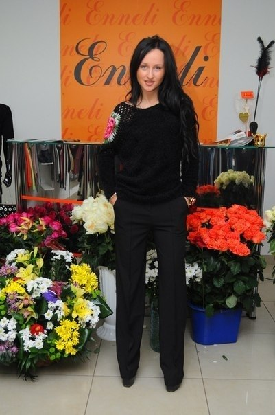 Белый мохеровый свитер с вязаной крючком розой на рукаве - 980руб.