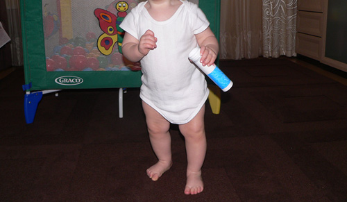 Надо держать что-то в руках