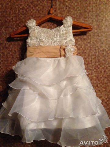 нарядное платье для девочки -р.90, цена 1500р