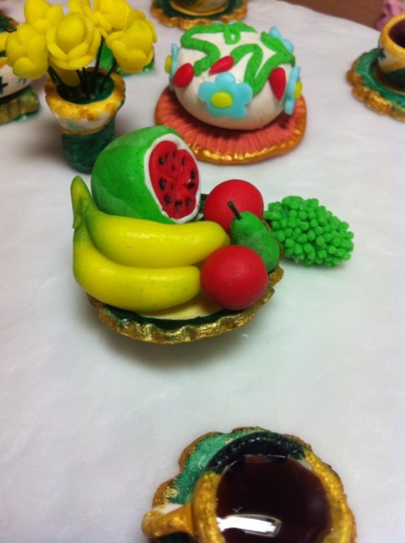 Стол в гостиной на даче.