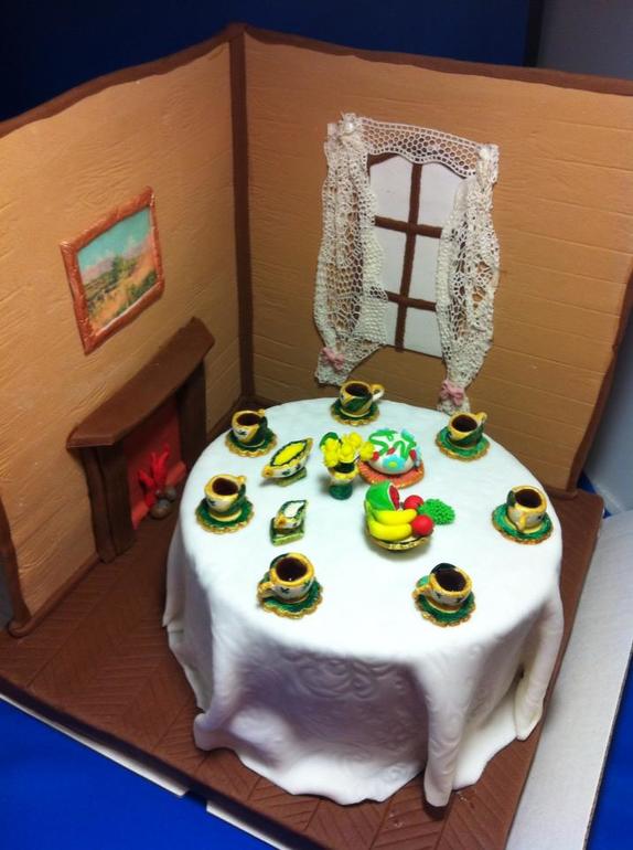 Стол в гостиной на даче.