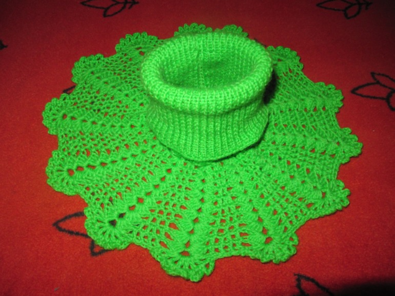 Связала для младшенькой дочки манишку