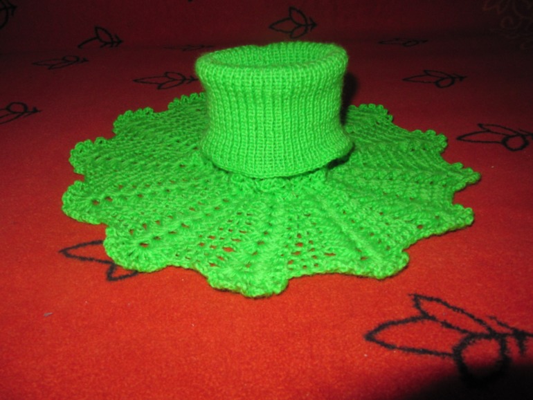 Связала для младшенькой дочки манишку