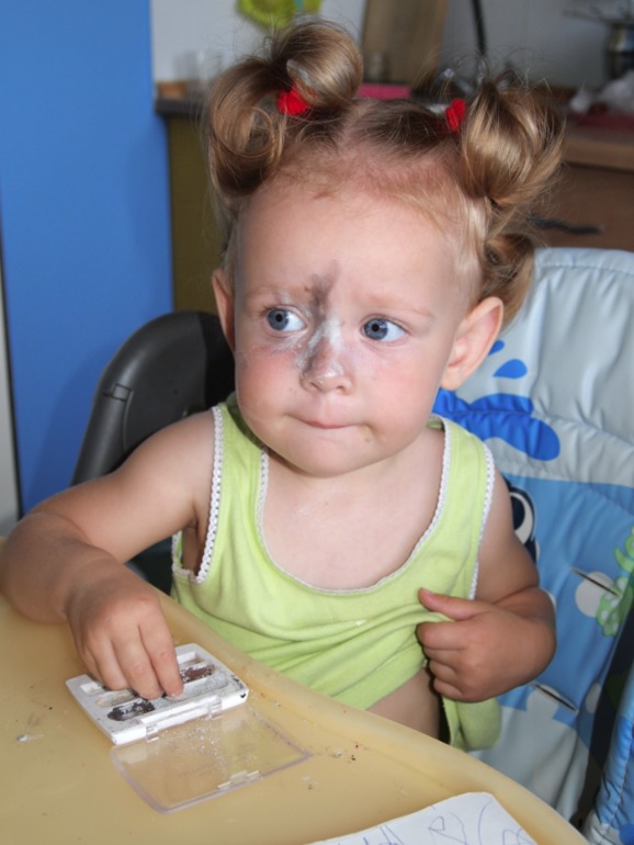 Любитнльница порисовать (на себе (фото))