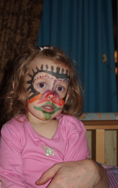 Любитнльница порисовать (на себе (фото))