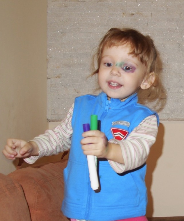 Любитнльница порисовать (на себе (фото))