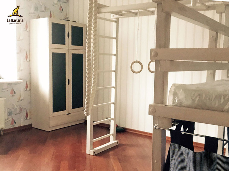 Шкаф из массива бука от производителя La Banana