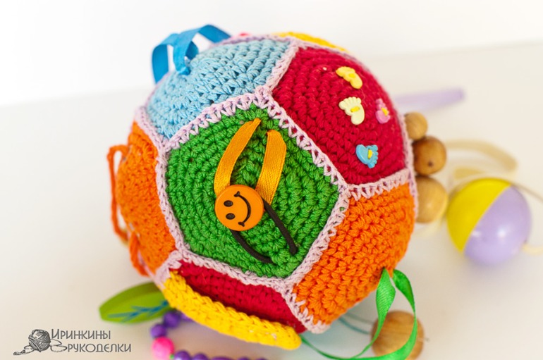 Вязанный шар развивайка
