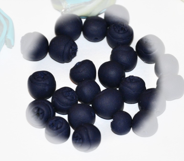 Есть и малинки, и черника, и яблоки, и цветы и кофейные зерна.