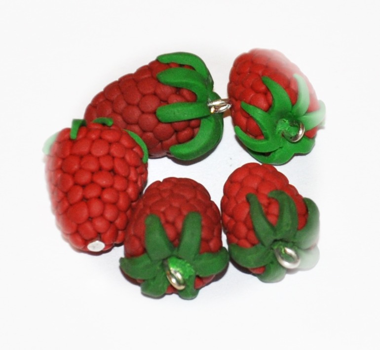 Есть и малинки, и черника, и яблоки, и цветы и кофейные зерна.