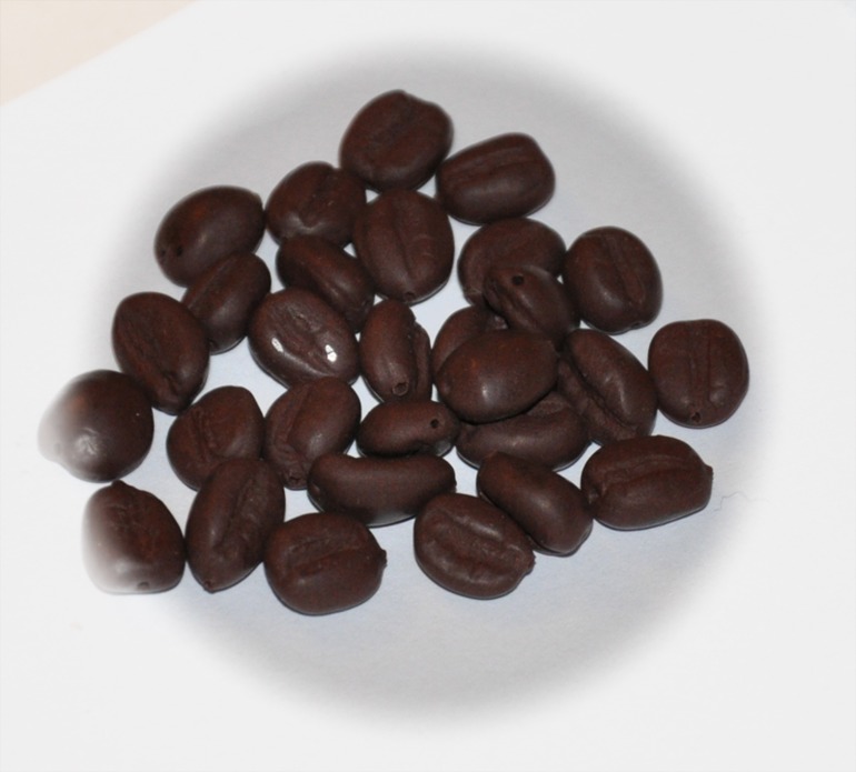 Есть и малинки, и черника, и яблоки, и цветы и кофейные зерна.