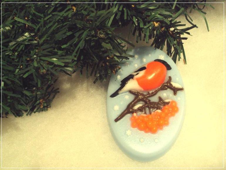 Первый снегирь...