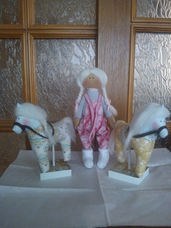 Малышка Стефания со своими лошадками