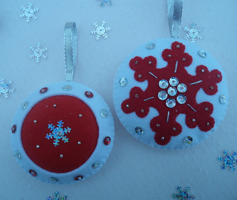 В моем любимом цвете :)  Елочные игрушки № 6 .