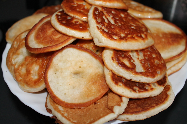 Напекла оладушек.