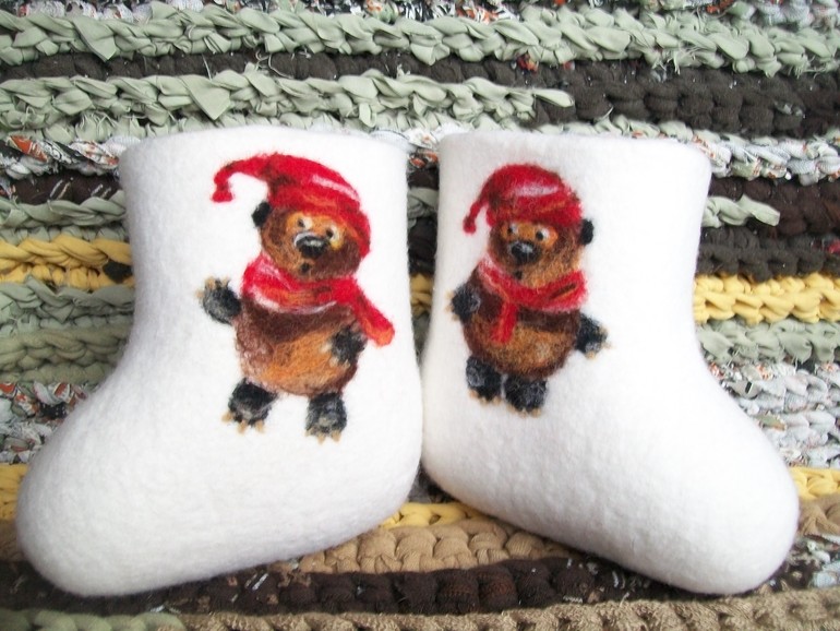 Снова обуваю малышей!