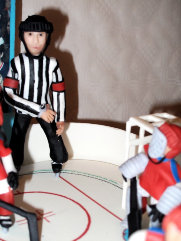 В хоккей играют настоящие...