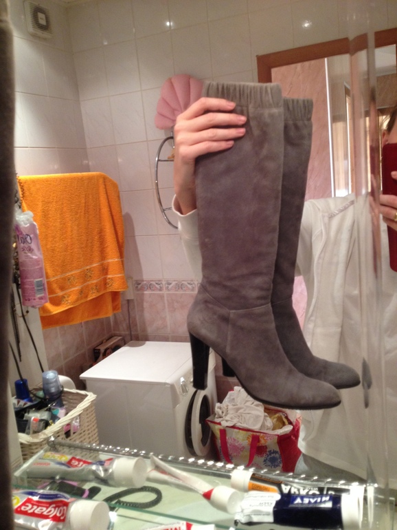 Серые замшевые сапоги 39 размера 700 рублей (весна-осень)