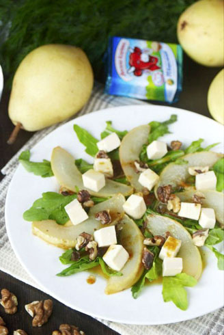 Салат с грушами, рукколой и плавленым сыром