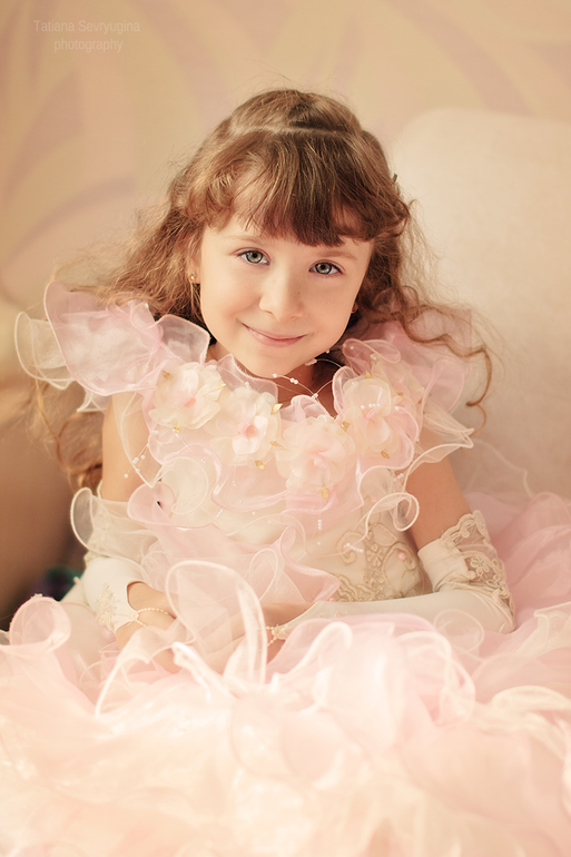 Прогулка мамы с дочкой в осеннем парке.